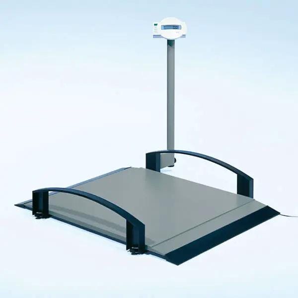 Elektronische Rollstuhlwaage SECA 665 mit flache Plattform und selbstsenkende Auffahrrampe Produktbild