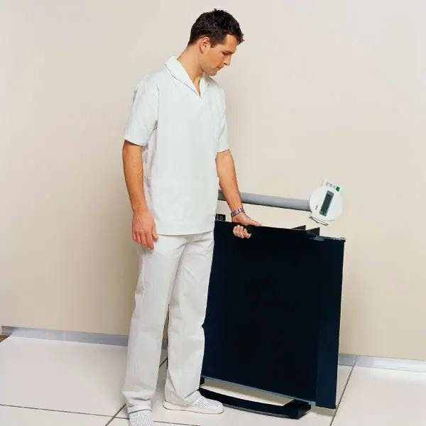 Elektronische Rollstuhlwaage SECA 665 mit flache Plattform und selbstsenkende Auffahrrampe Produktbild Web Groß Detailbild 2 L