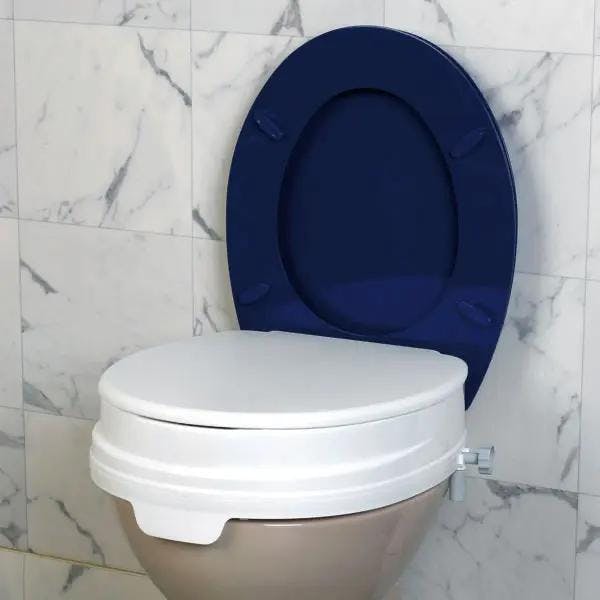 Toilettensitzerhöhung aus glattem Kunststoff mit Hygieneausschnitt Produktbild Web Groß Detailbild 1 L