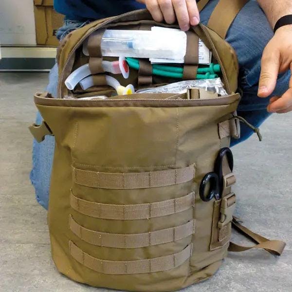 R-AID Erste-Hilfe Rucksack - Gefüllt u.a. mit Handschuhen, Bandagen, Wendl-Tuben, usw. Produktbild Web Groß Detailbild 1 L