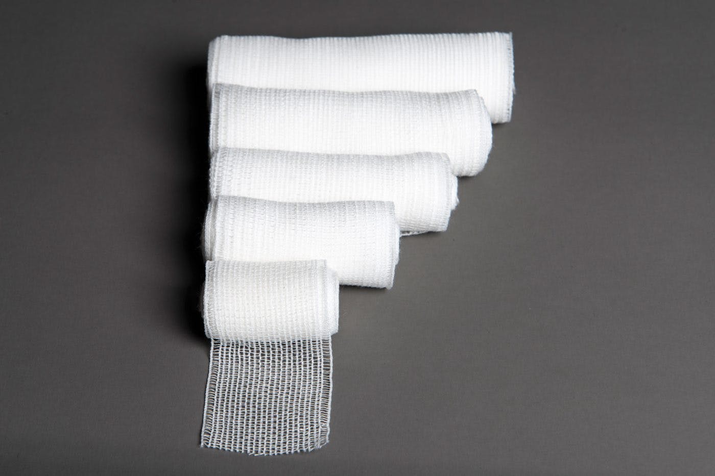 wila Wirkbinde - teilelastische Fixierbinde in weiß oder blau Produktbild